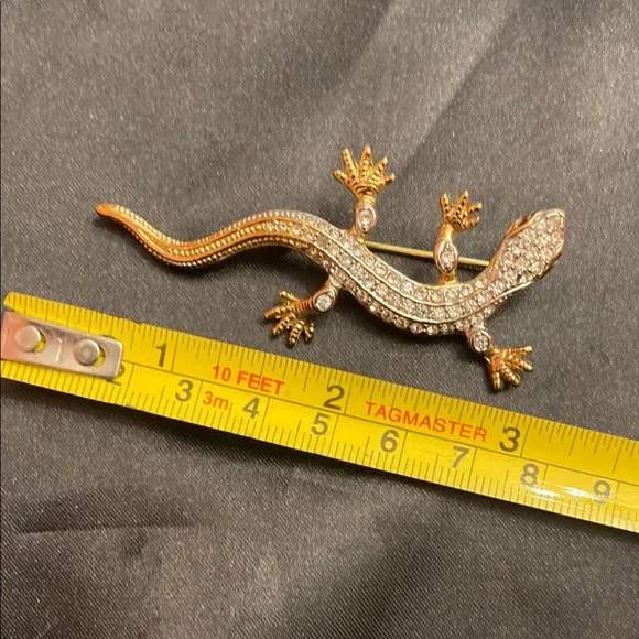 Elegant Brooch Set with Gold, Green, and Crystal Accents - Picture 6 of 8